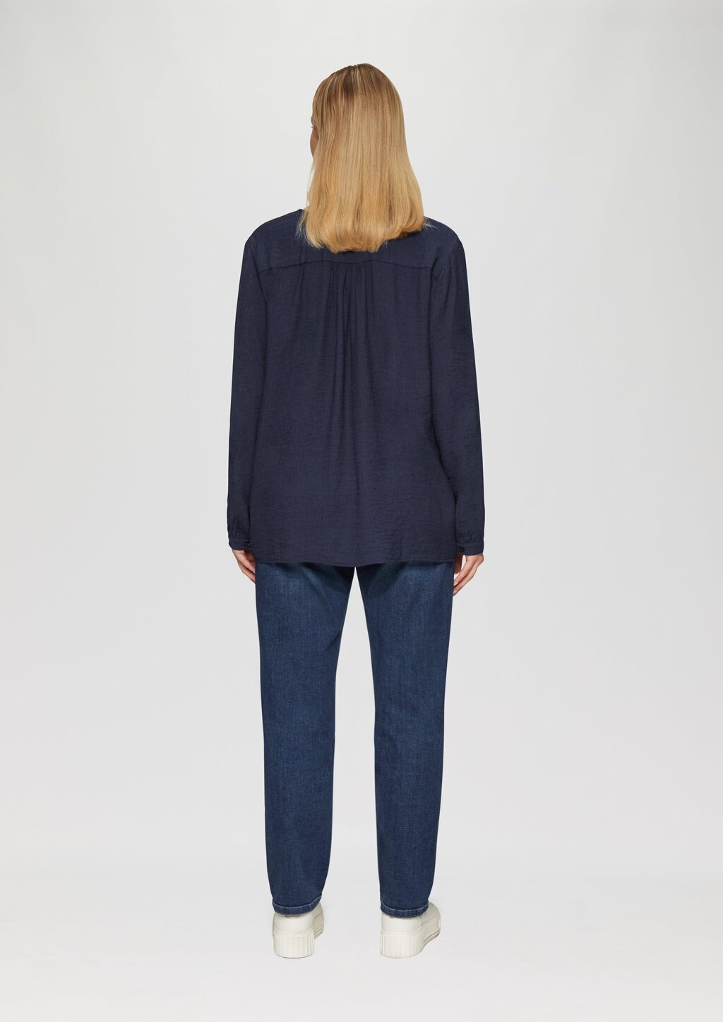 Strukturierte Bluse aus Viskosemix mit Smok Detail