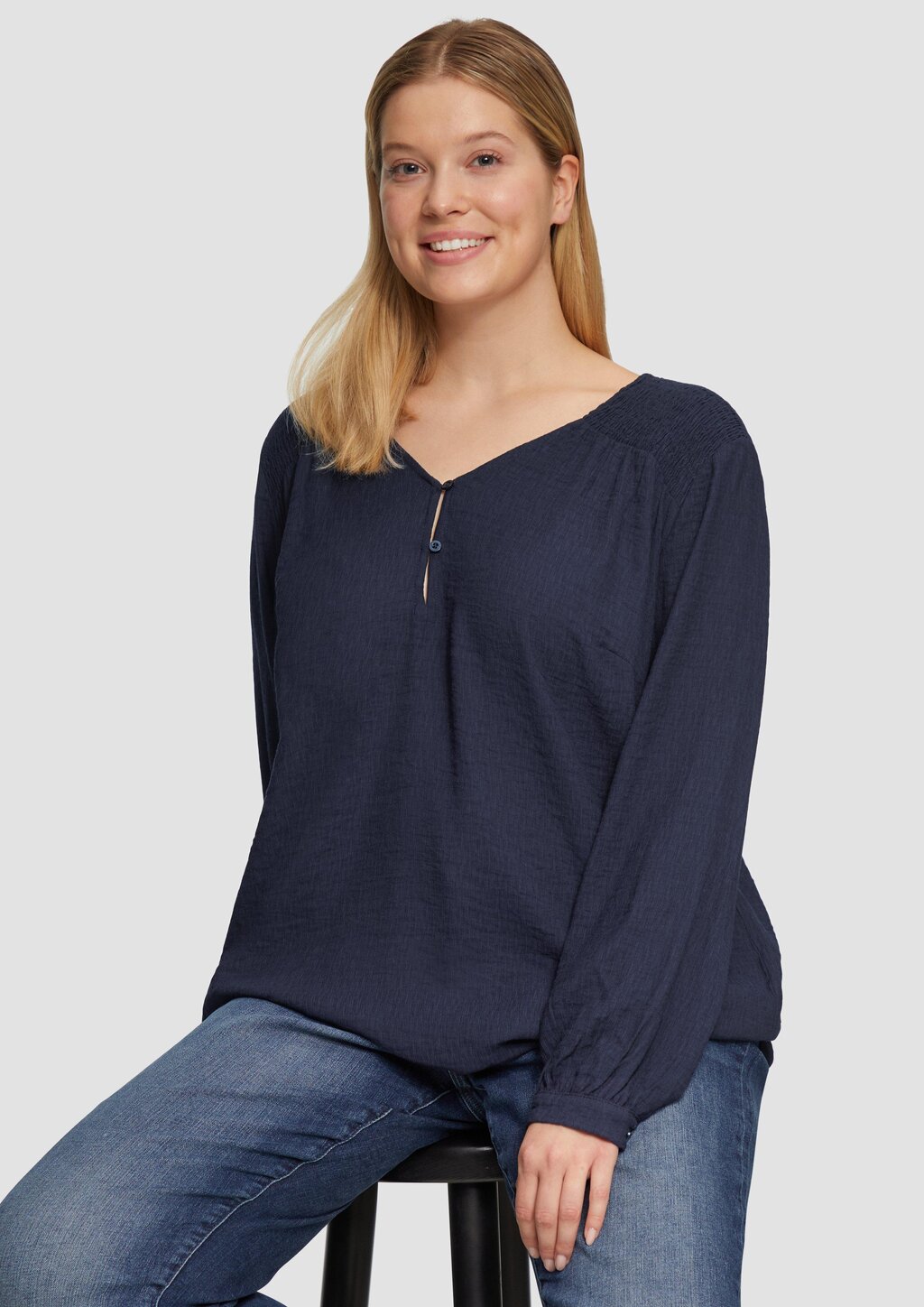 Strukturierte Bluse aus Viskosemix mit Smok Detail