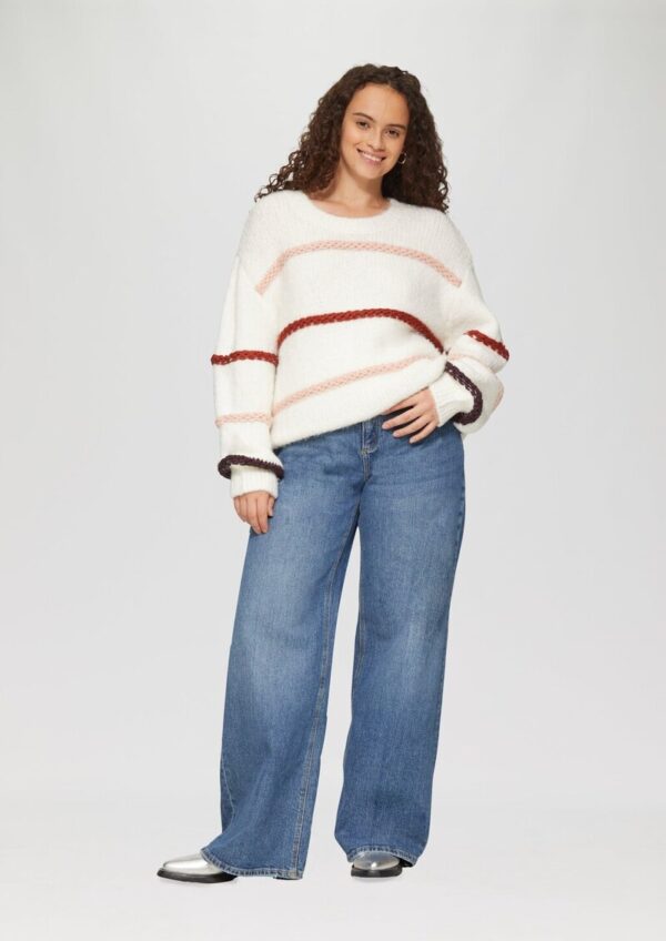 Flauschiger Pullover mit überschnittenen Schultern