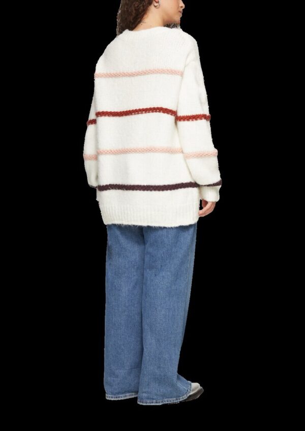 Flauschiger Pullover mit überschnittenen Schultern