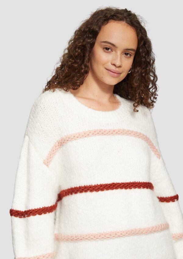 Flauschiger Pullover mit überschnittenen Schultern