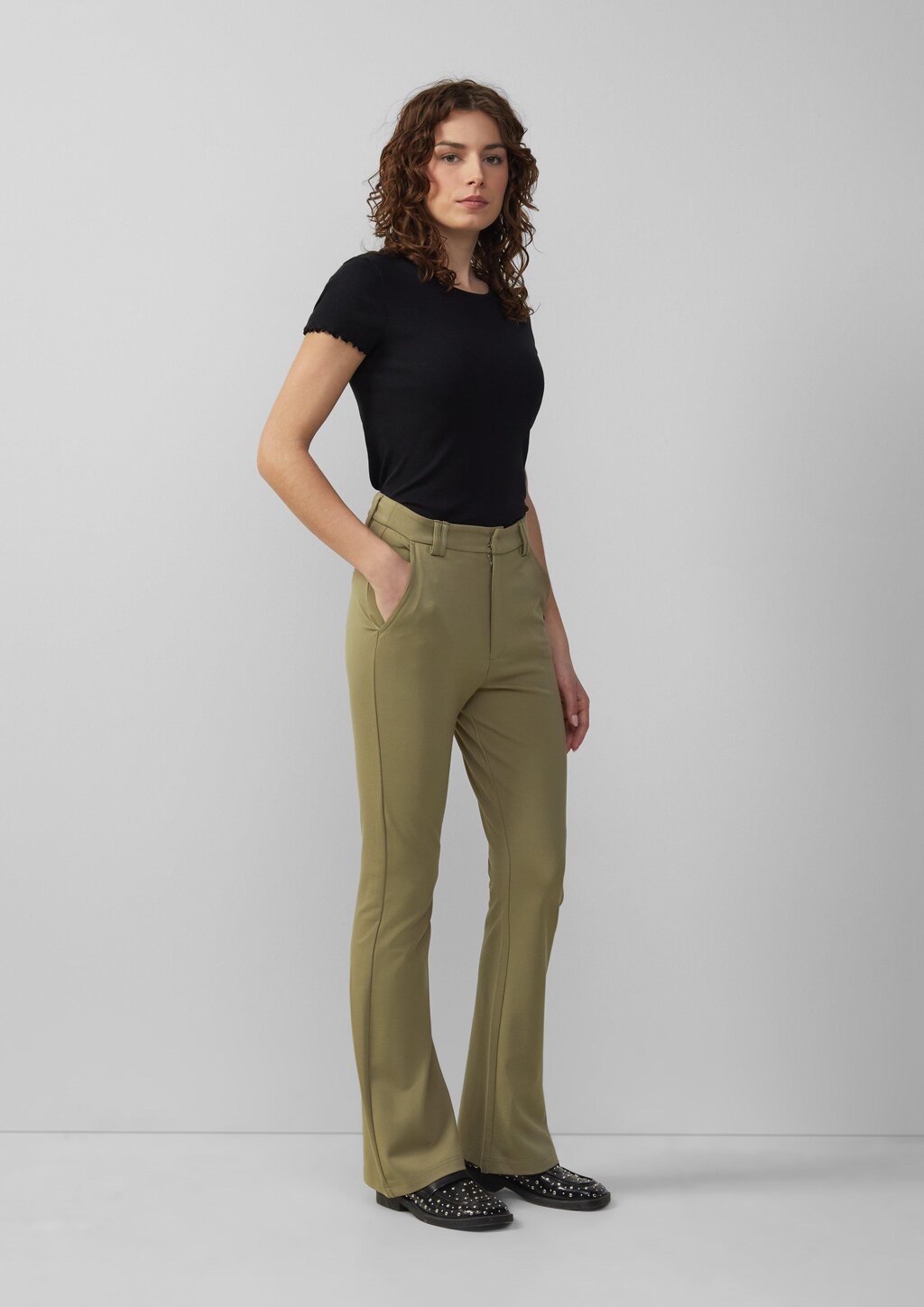 Elastische Hose aus Interlockjersey mit ausgestelltem Bein