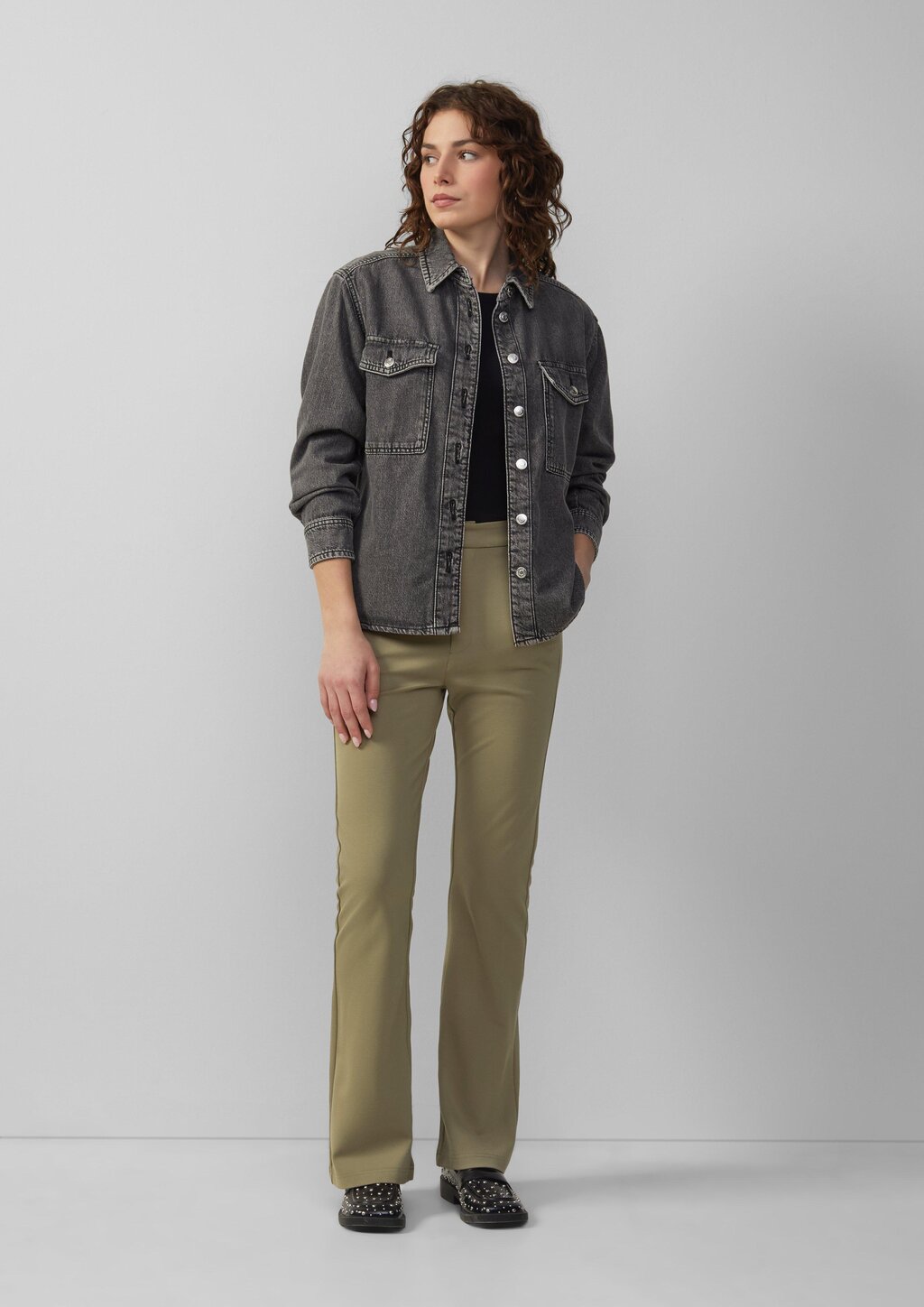 Elastische Hose aus Interlockjersey mit ausgestelltem Bein