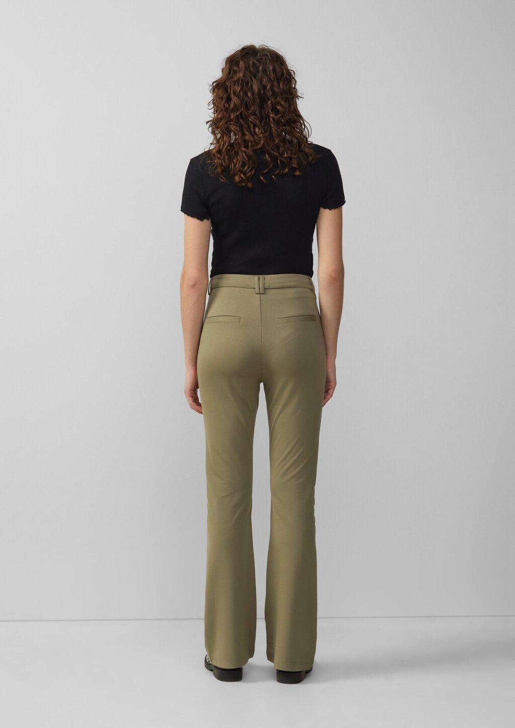 Elastische Hose aus Interlockjersey mit ausgestelltem Bein