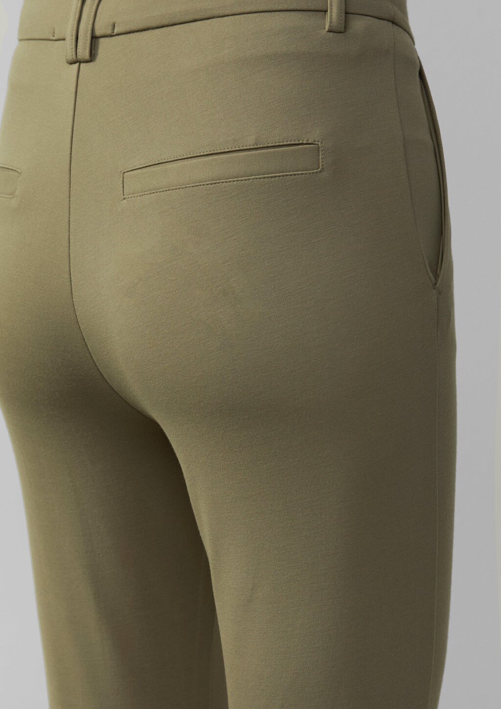 Elastische Hose aus Interlockjersey mit ausgestelltem Bein