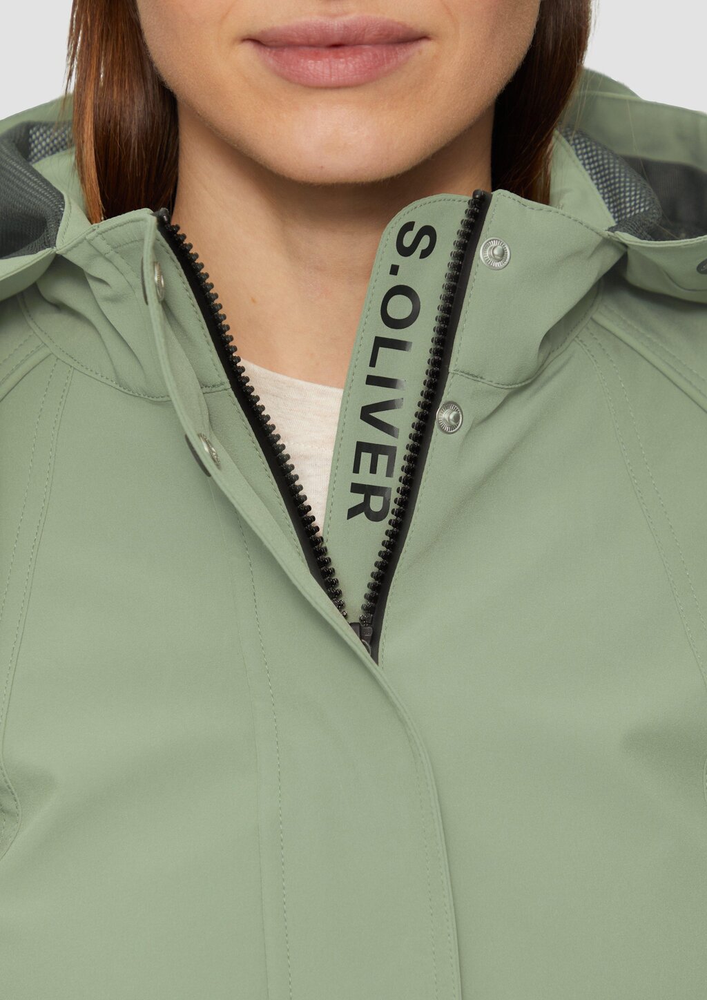 Wasserabweisende Jacke mit Kapuze