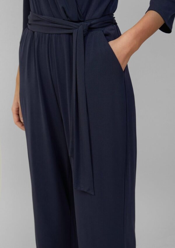 Fließender Jumpsuit in Wickeloptik mit Bindegürtel