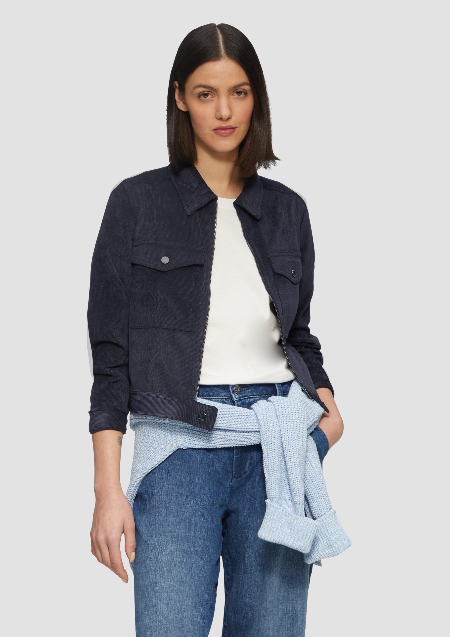 Kurze Feincordjacke mit aufgesetzten Taschen