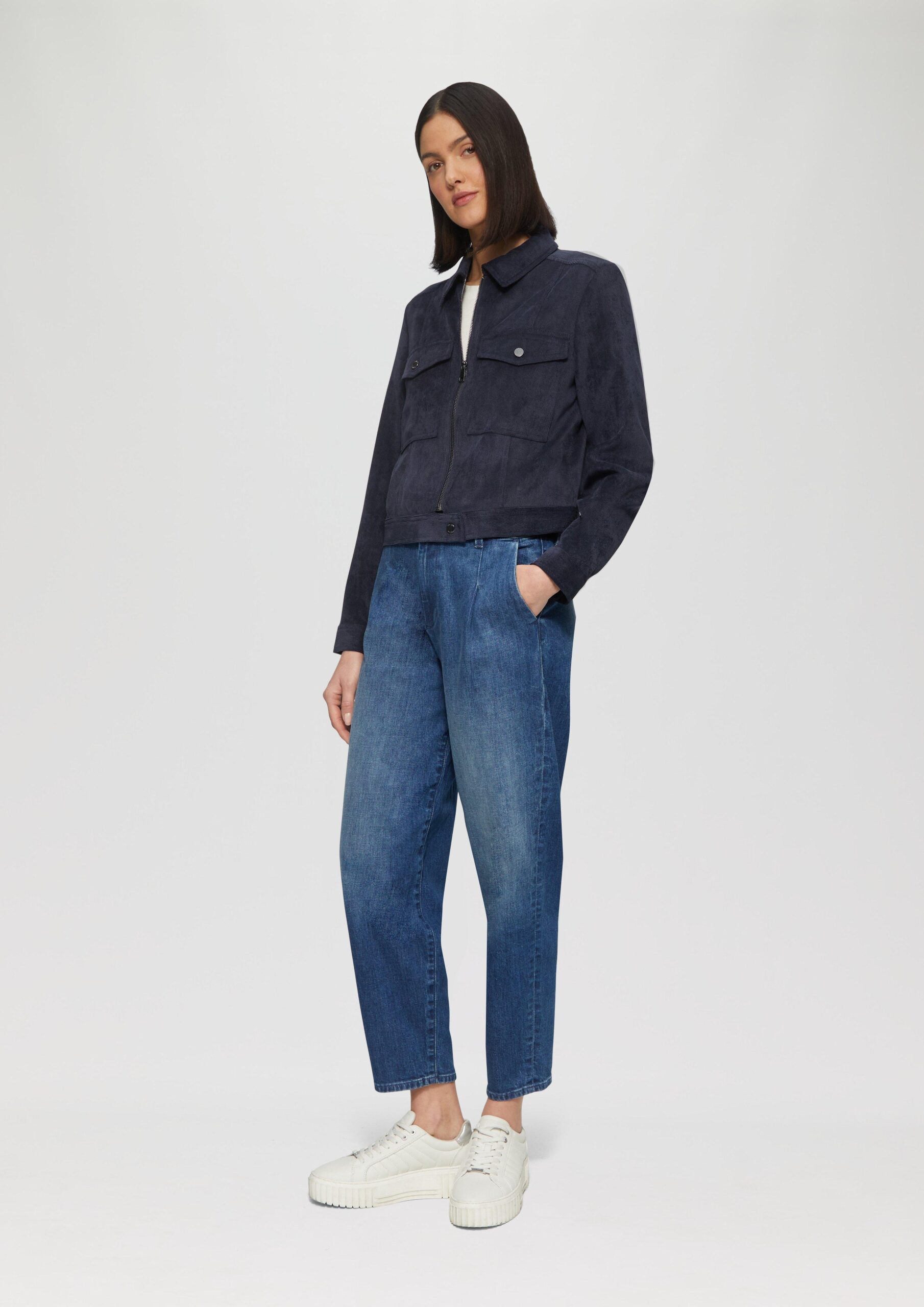 Kurze Feincordjacke mit aufgesetzten Taschen