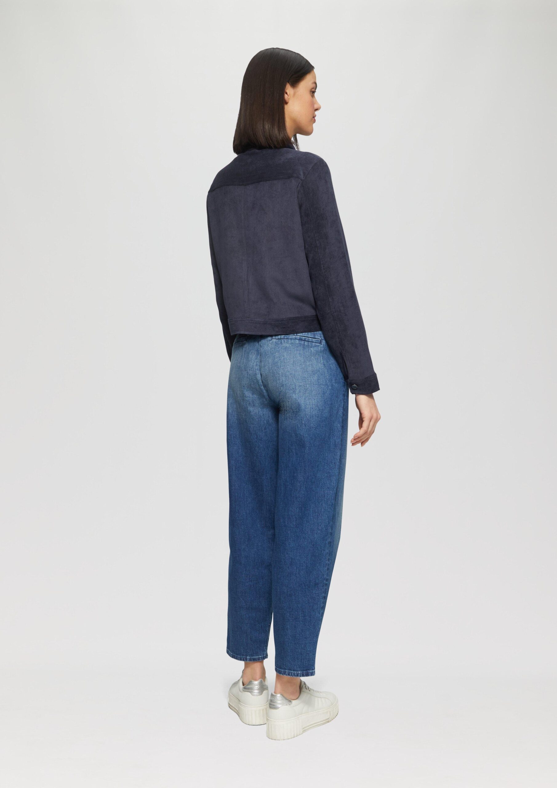 Kurze Feincordjacke mit aufgesetzten Taschen