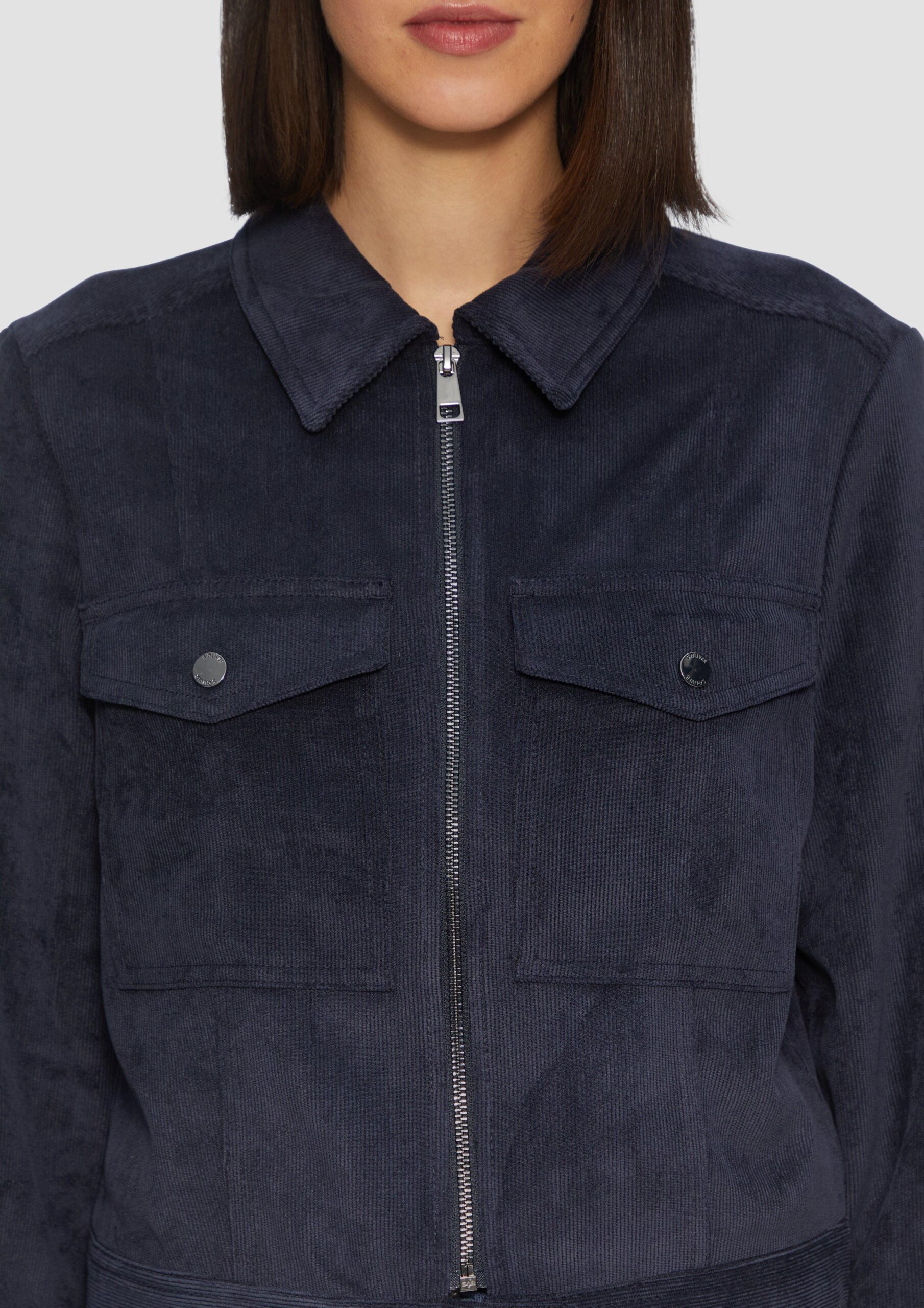 Kurze Feincordjacke mit aufgesetzten Taschen