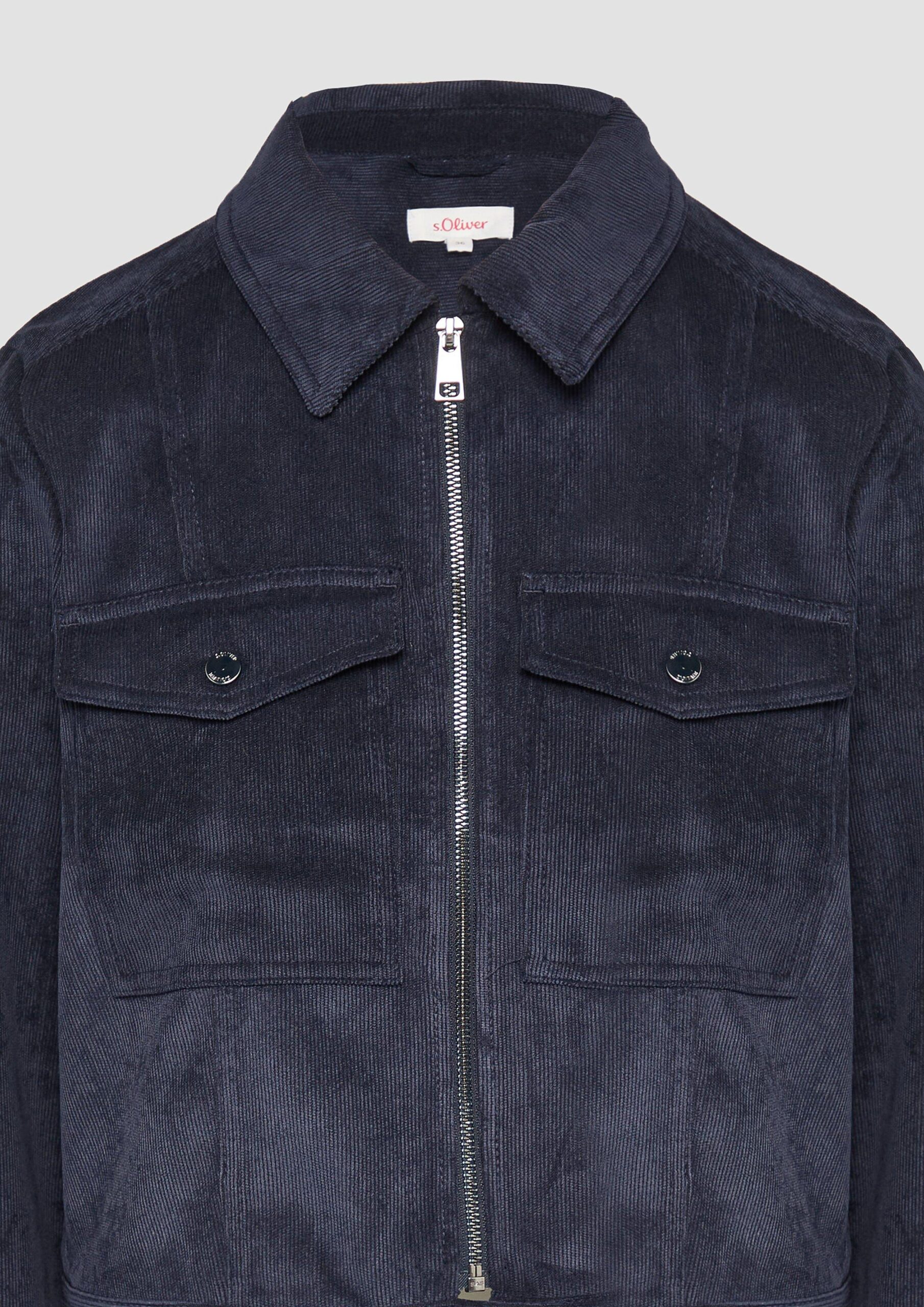Kurze Feincordjacke mit aufgesetzten Taschen