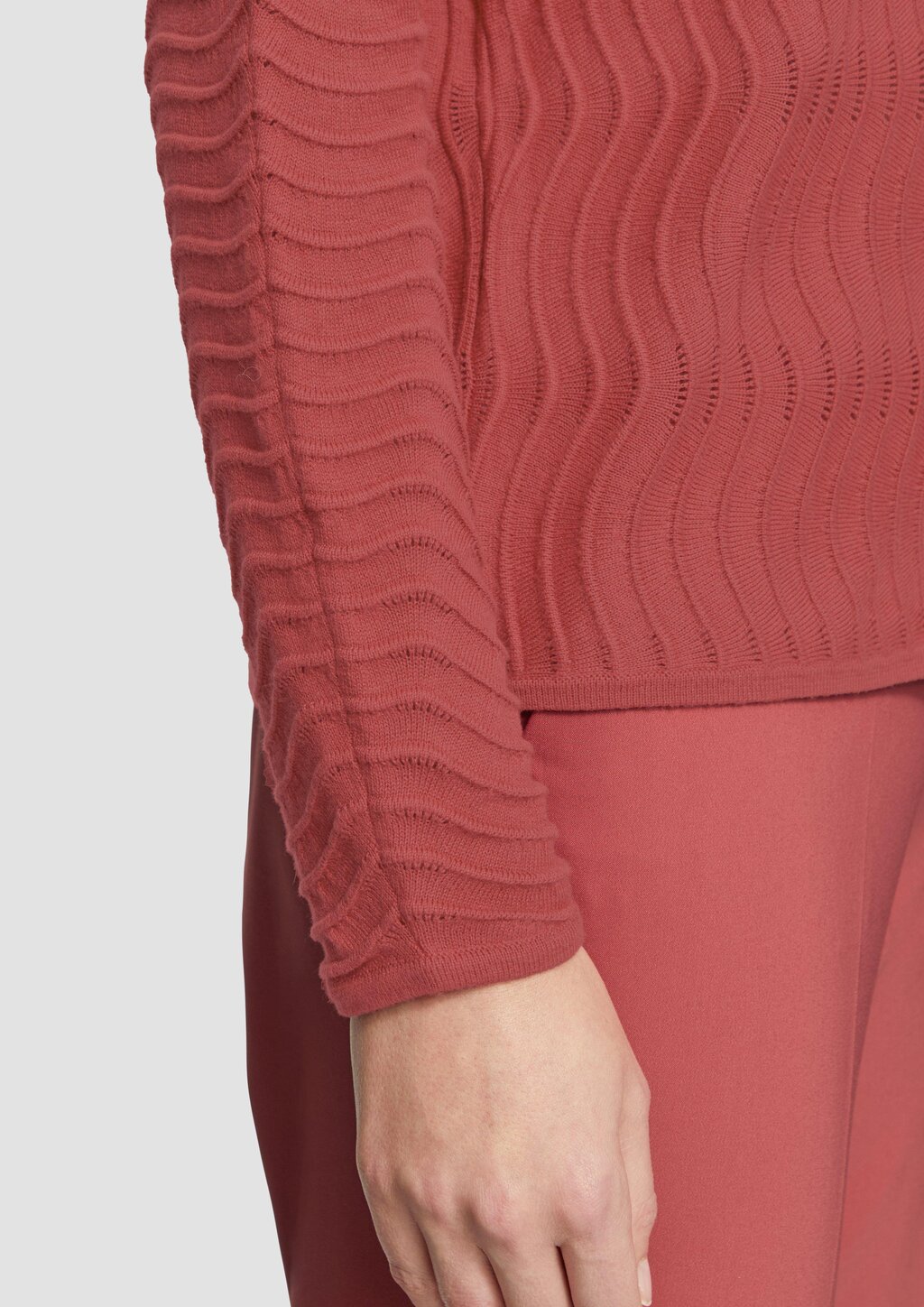 Feinstrickpullover mit Wellenstruktur