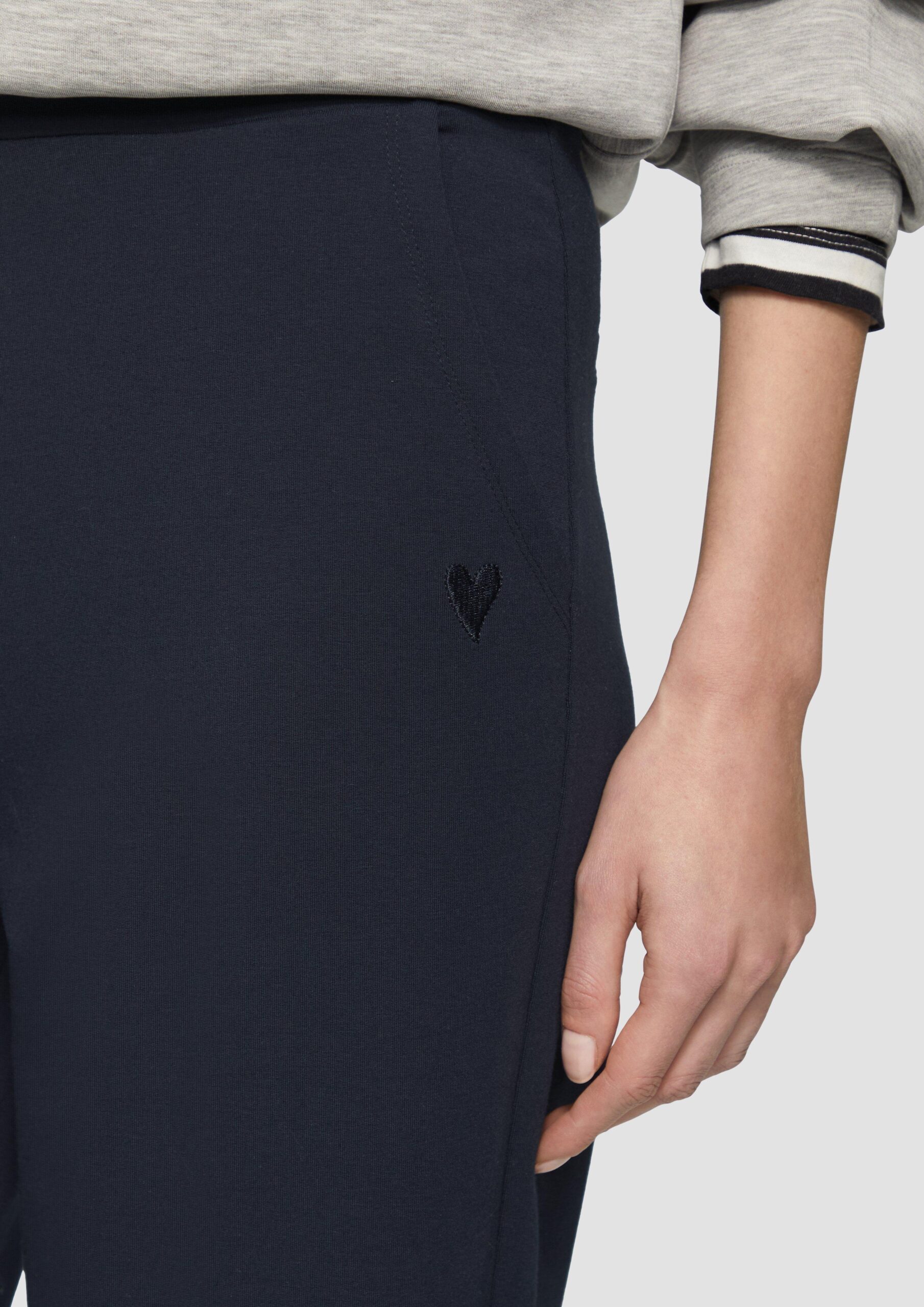 Weiche Jerseyhose im Relaxed Fit mit Herz-Stickerei