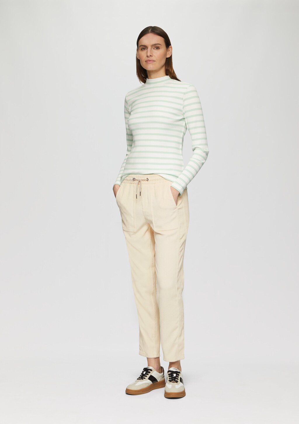 Jogpants aus Feincord mit Elastikbund