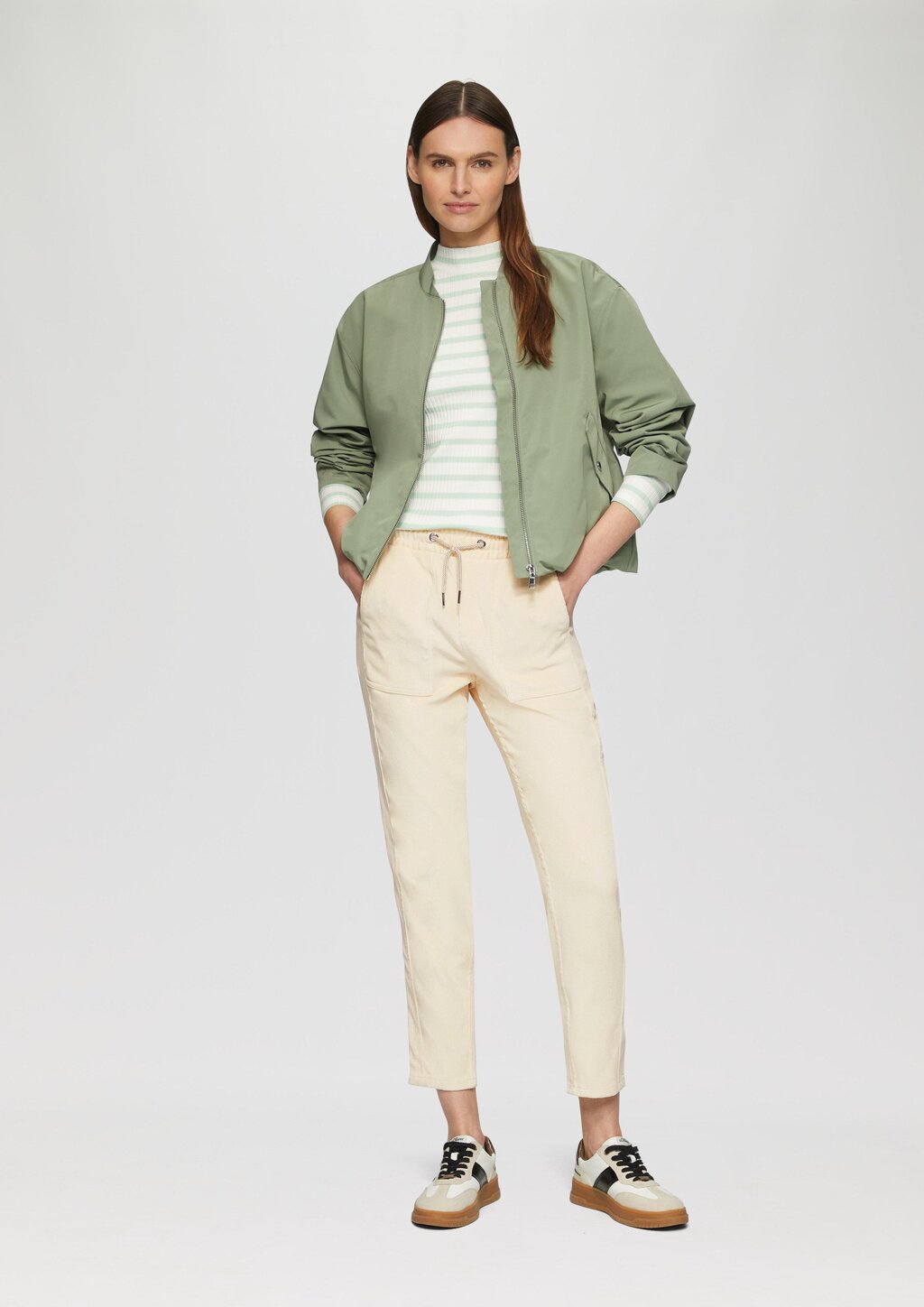 Jogpants aus Feincord mit Elastikbund