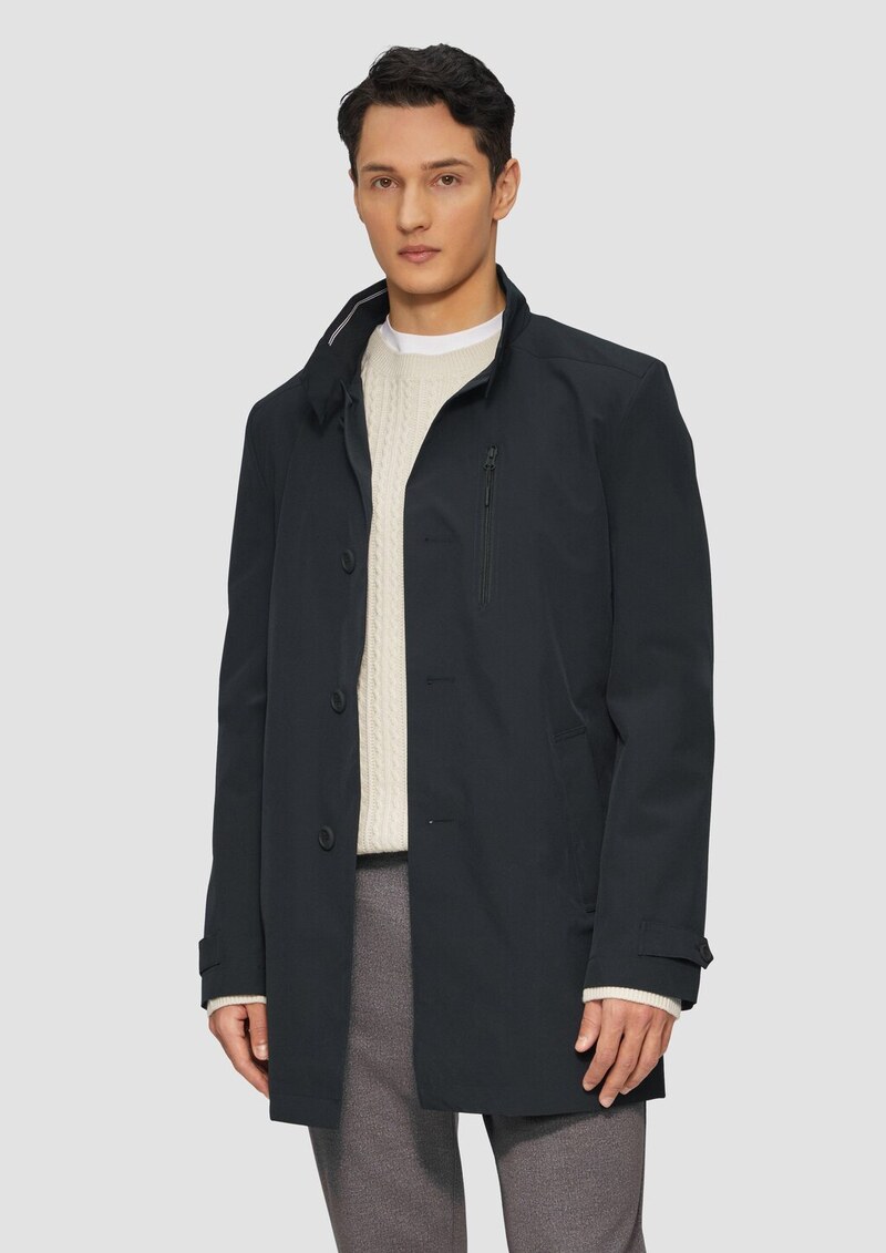 Elastischer Mantel mit wasserabweisender Funktion