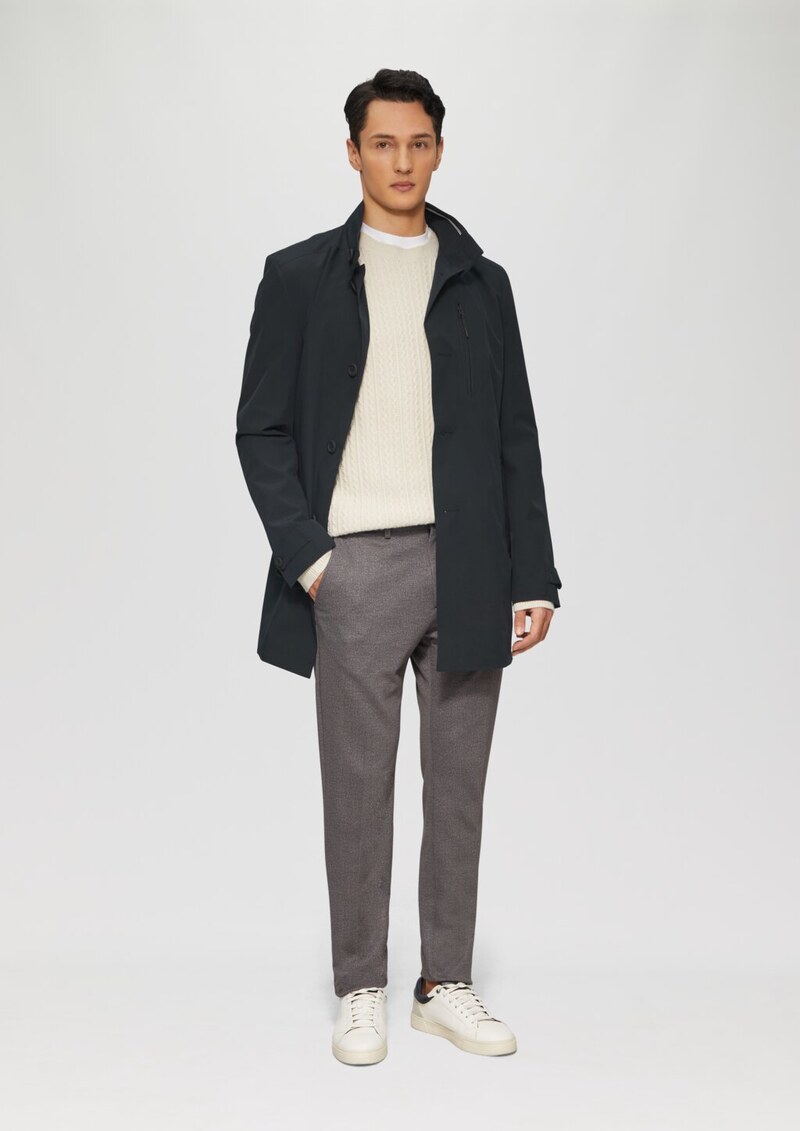 Elastischer Mantel mit wasserabweisender Funktion