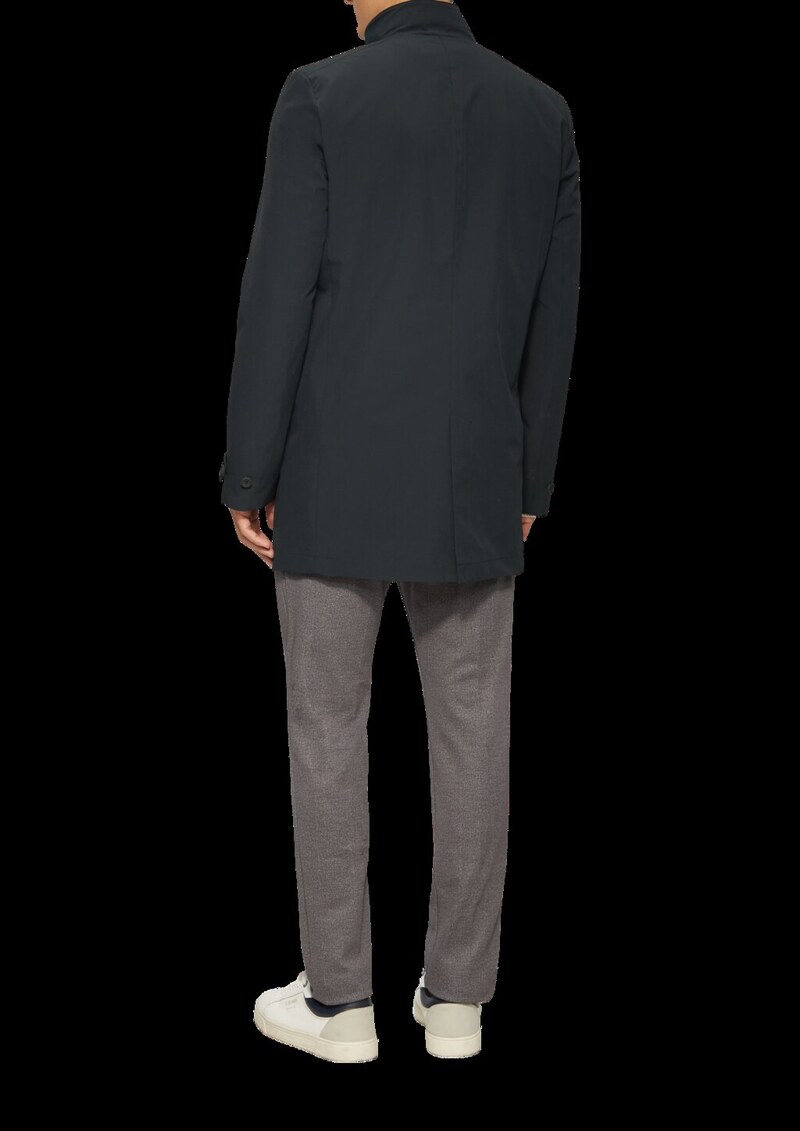 Elastischer Mantel mit wasserabweisender Funktion