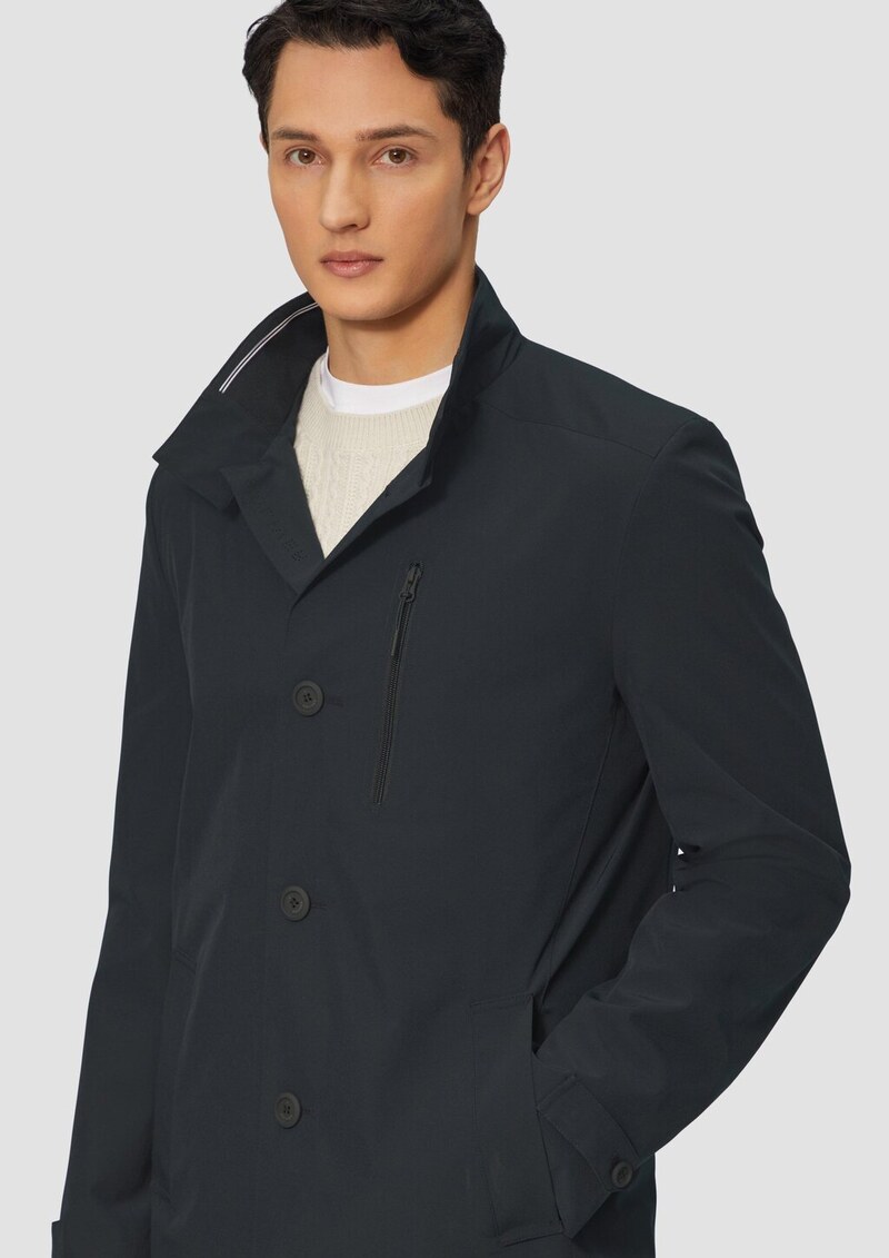 Elastischer Mantel mit wasserabweisender Funktion