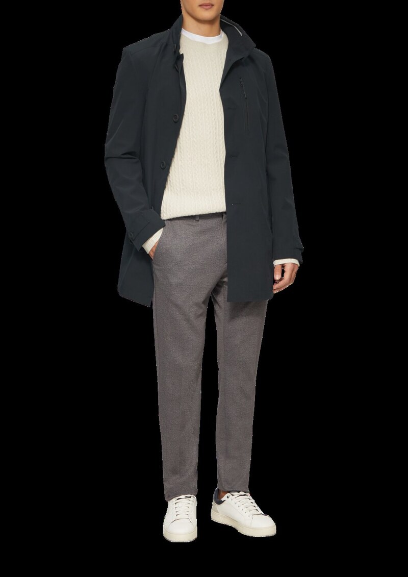 Elastischer Mantel mit wasserabweisender Funktion