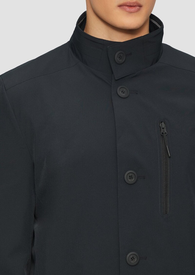 Elastischer Mantel mit wasserabweisender Funktion