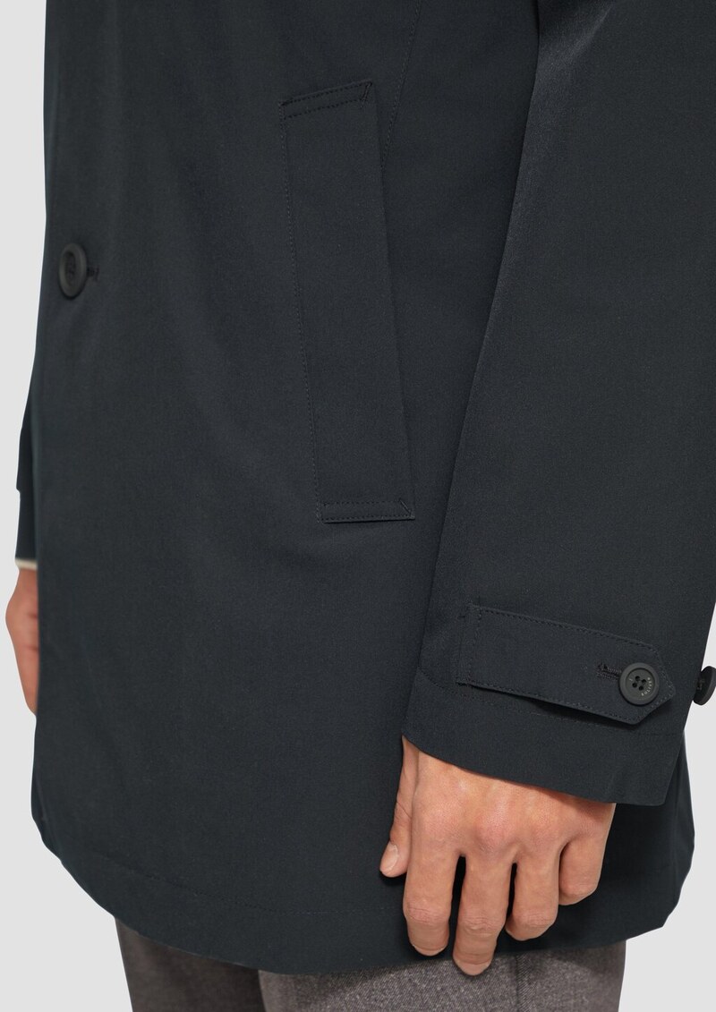 Elastischer Mantel mit wasserabweisender Funktion