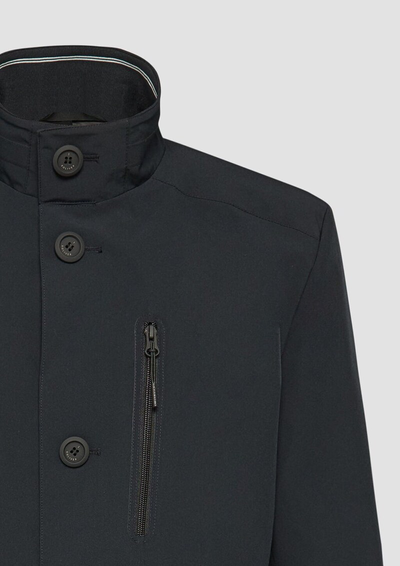 Elastischer Mantel mit wasserabweisender Funktion