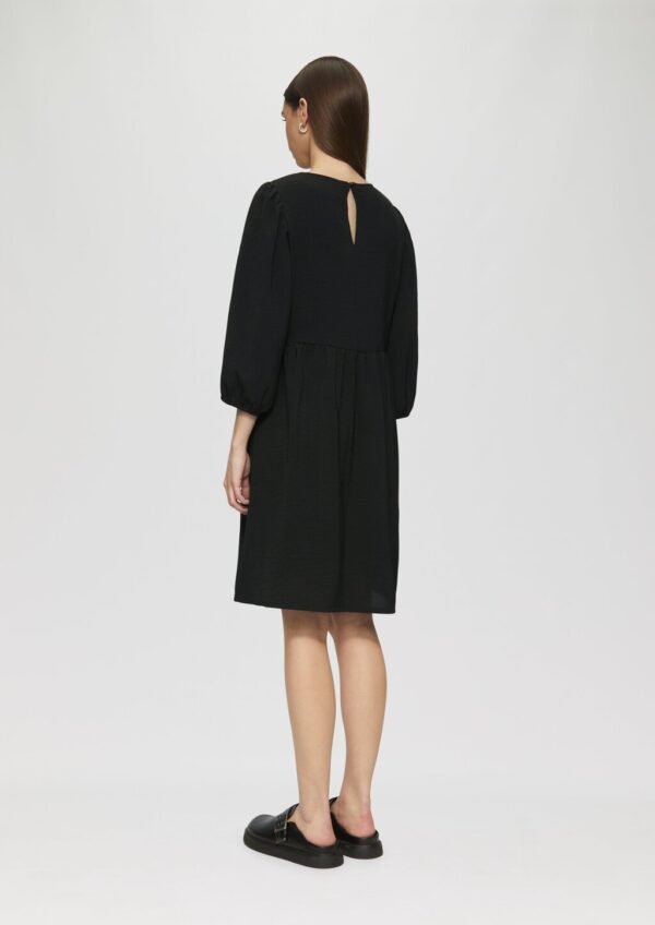 Kurzes Kleid mit Puffärmel