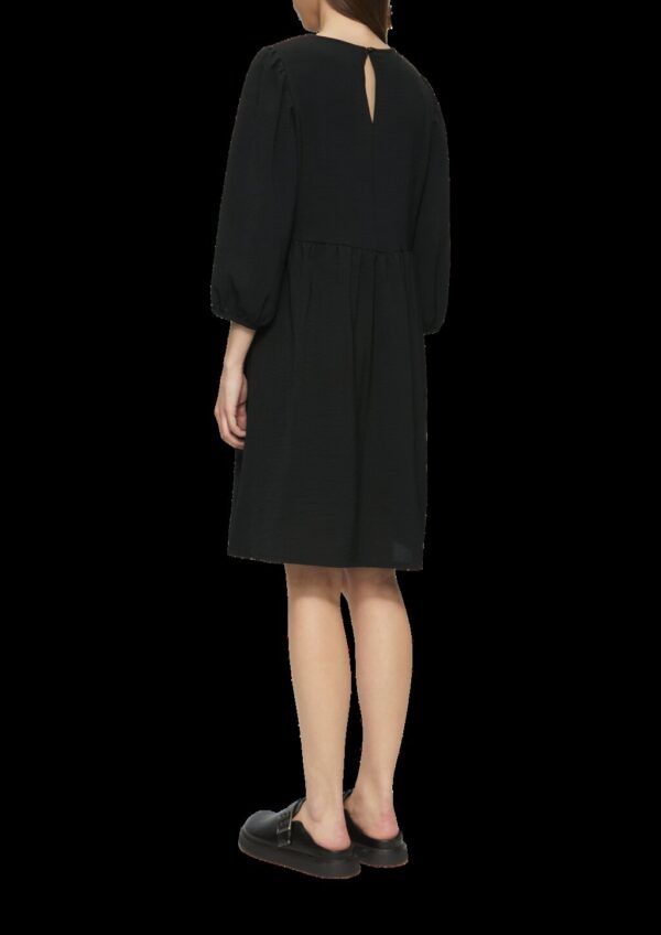 Kurzes Kleid mit Puffärmel