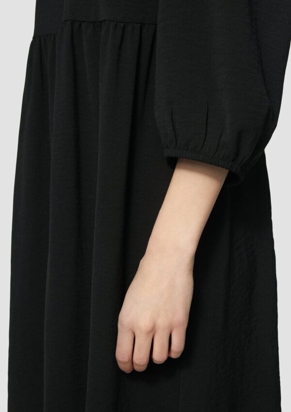 Kurzes Kleid mit Puffärmel