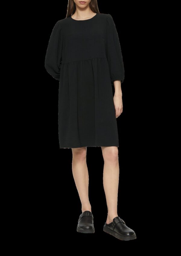 Kurzes Kleid mit Puffärmel