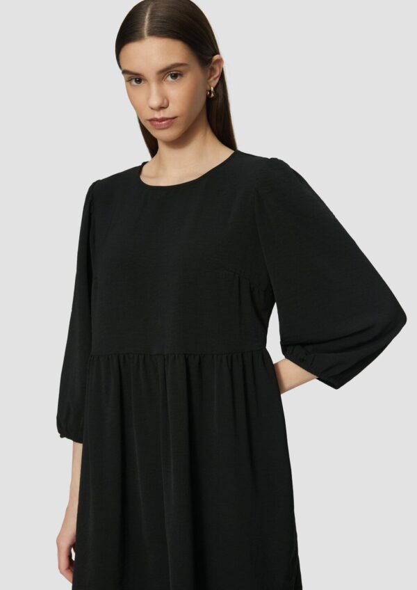 Kurzes Kleid mit Puffärmel