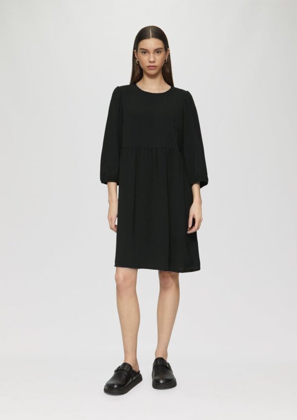 Kurzes Kleid mit Puffärmel
