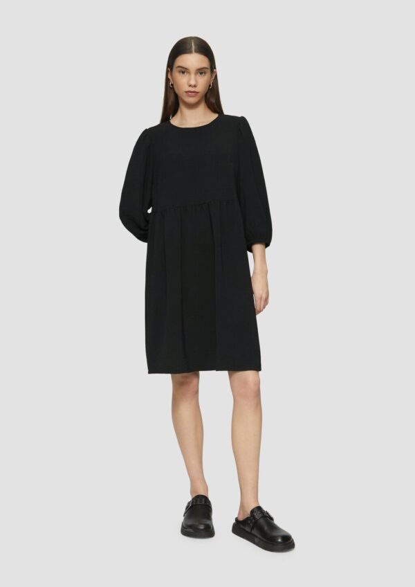Kurzes Kleid mit Puffärmel