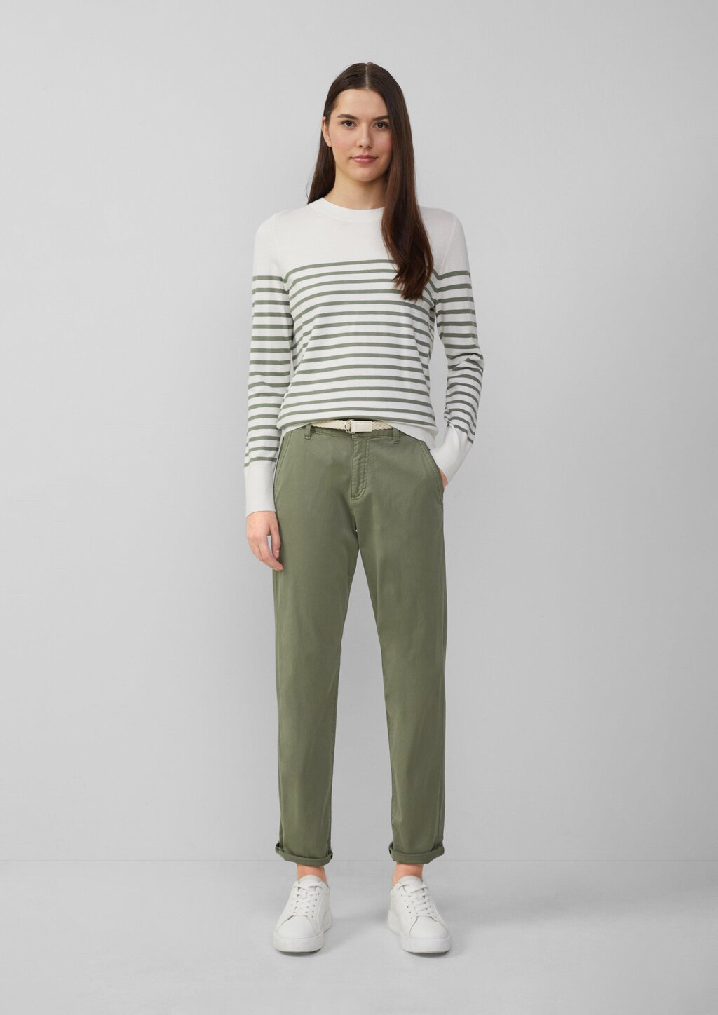 Chino mit geflochtenem Gürtel und Garment Dye