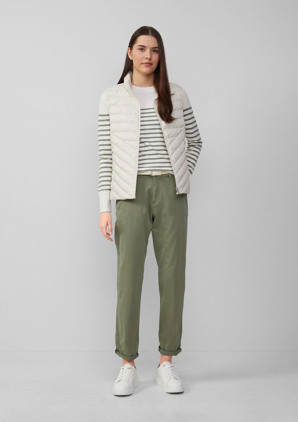 Chino mit geflochtenem Gürtel und Garment Dye