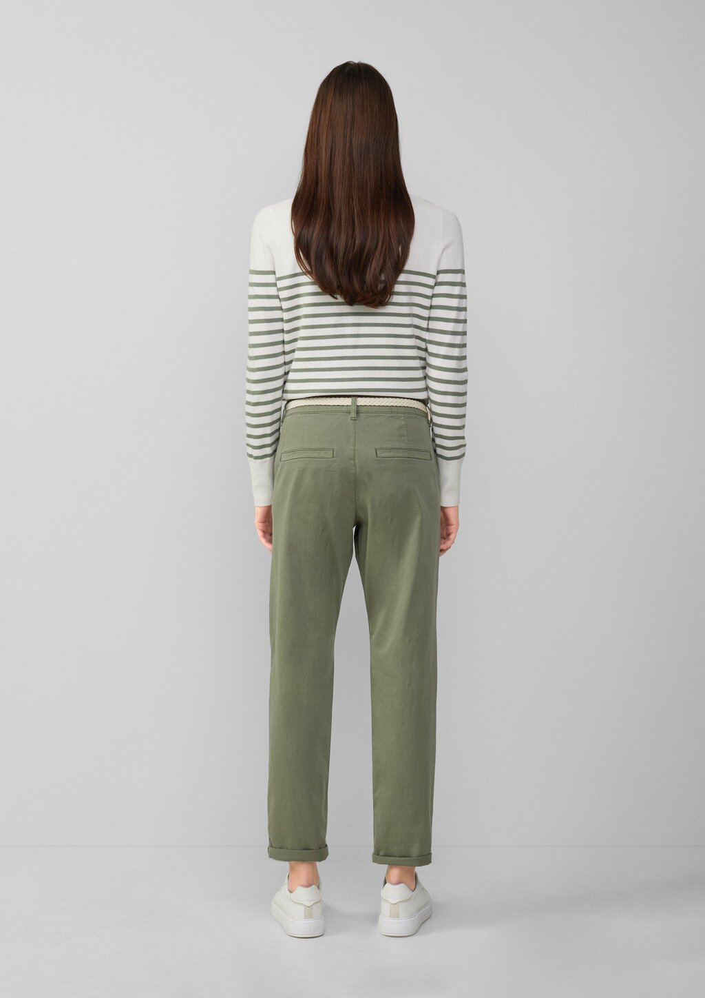 Chino mit geflochtenem Gürtel und Garment Dye