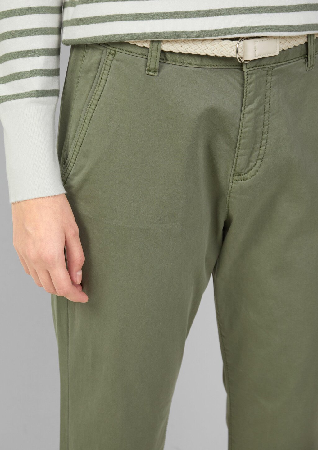 Chino mit geflochtenem Gürtel und Garment Dye