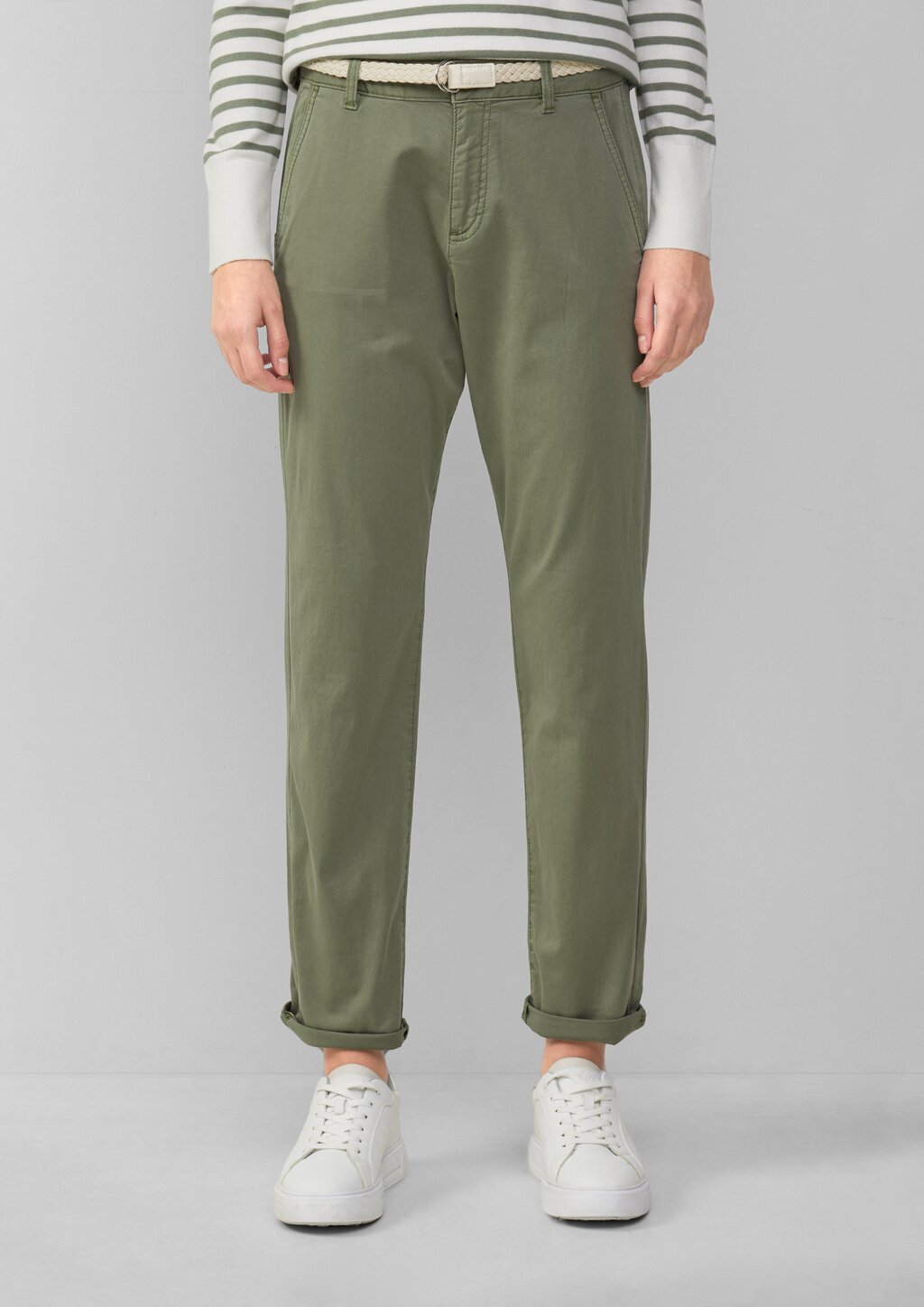 Chino mit geflochtenem Gürtel und Garment Dye