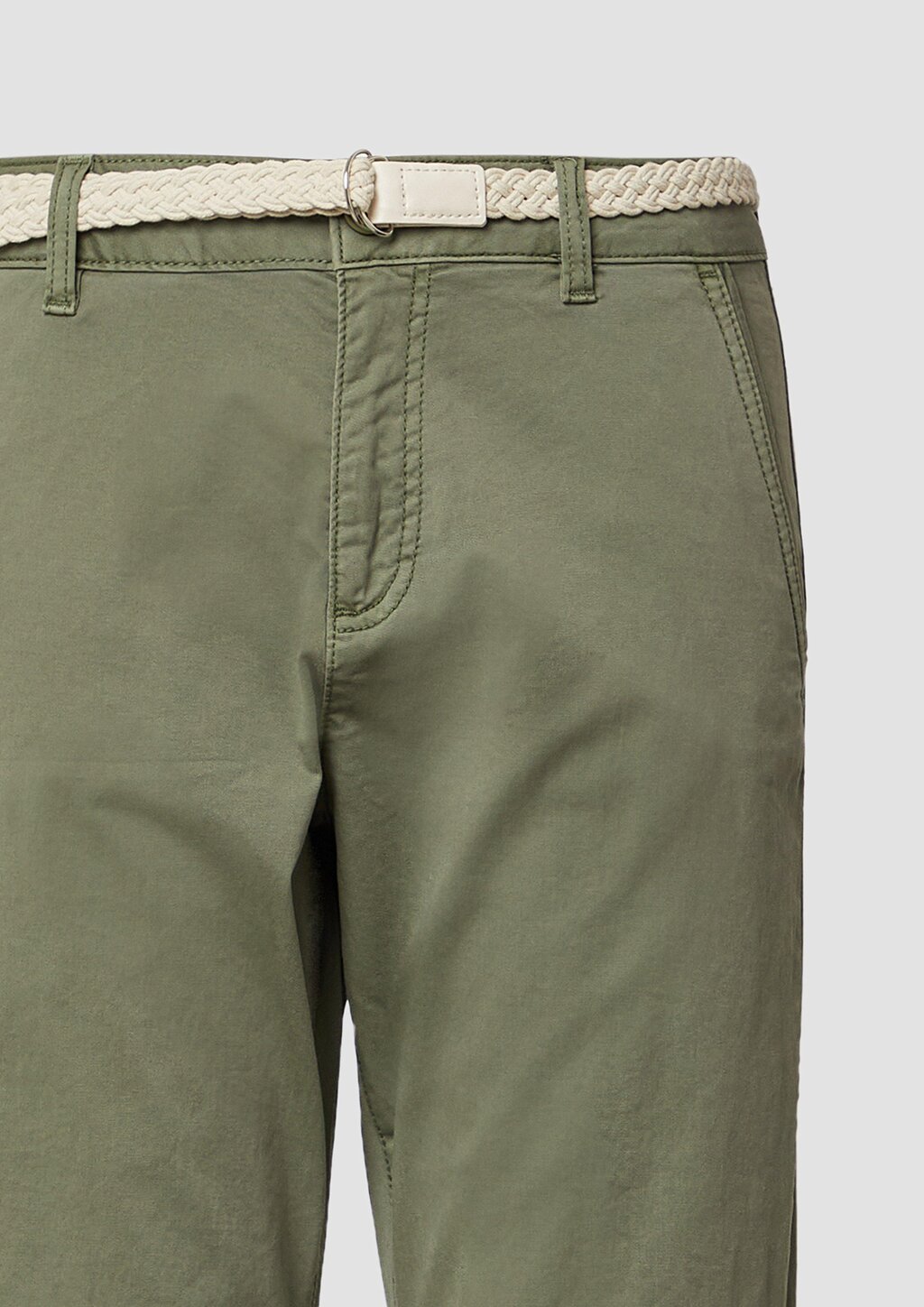 Chino mit geflochtenem Gürtel und Garment Dye