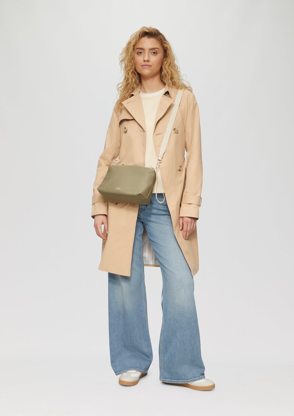 Lässige City-Bag mit Reißverschlussfach und Logo-Detail