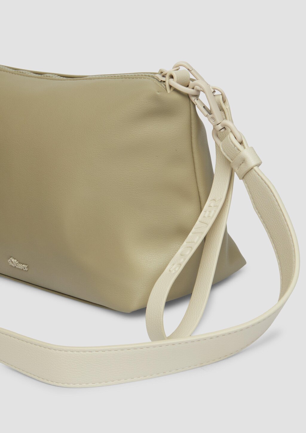 Lässige City-Bag mit Reißverschlussfach und Logo-Detail