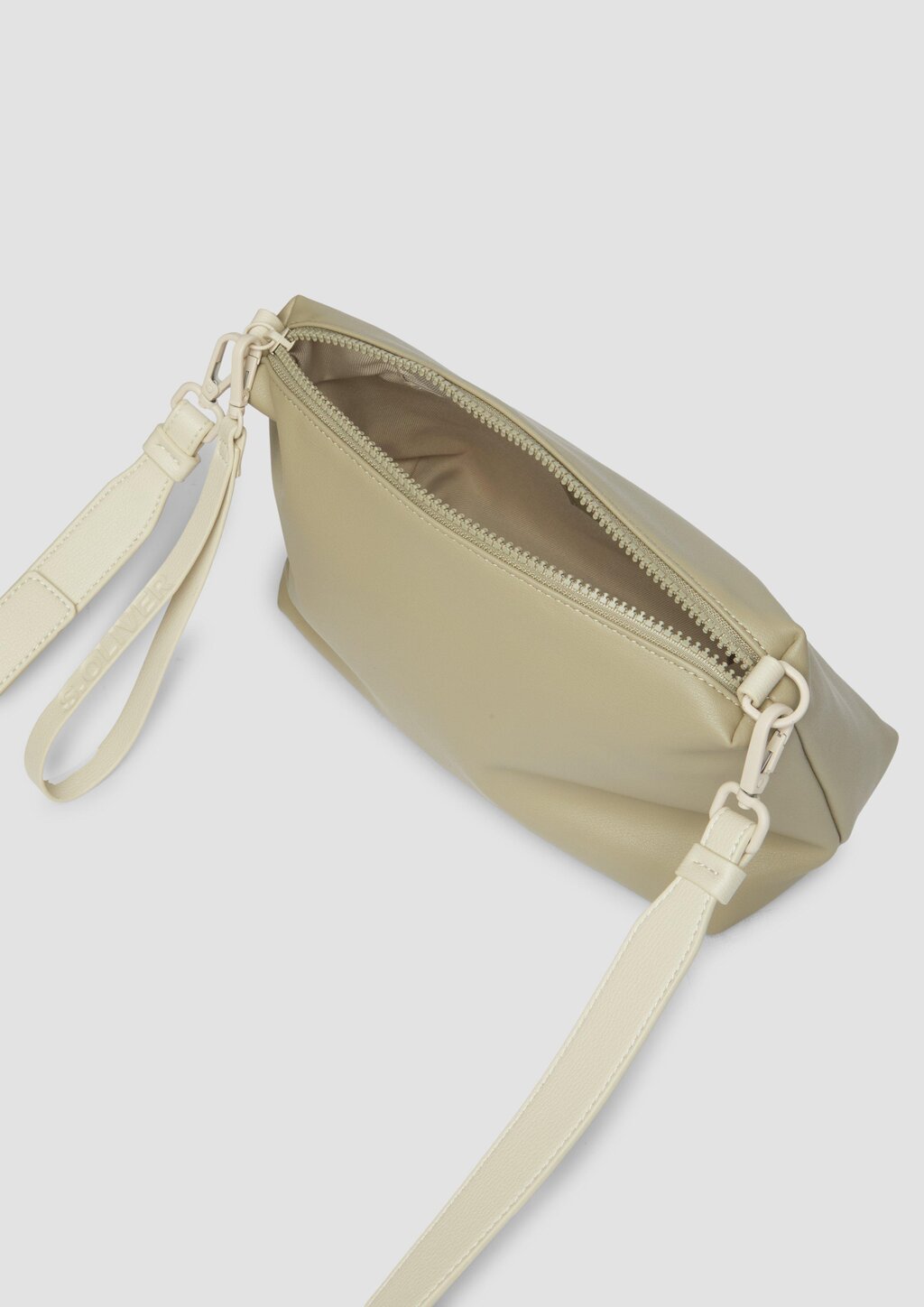 Lässige City-Bag mit Reißverschlussfach und Logo-Detail