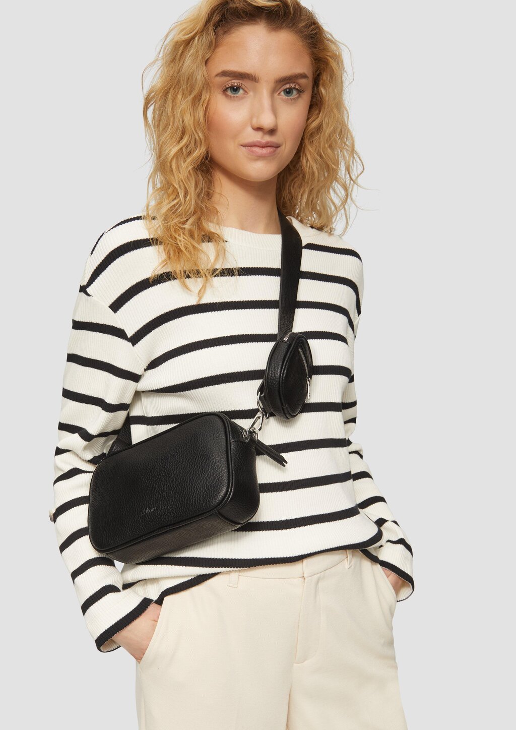 Camera-Bag mit abnehmbarem Schultergurt und Paspel-Detail