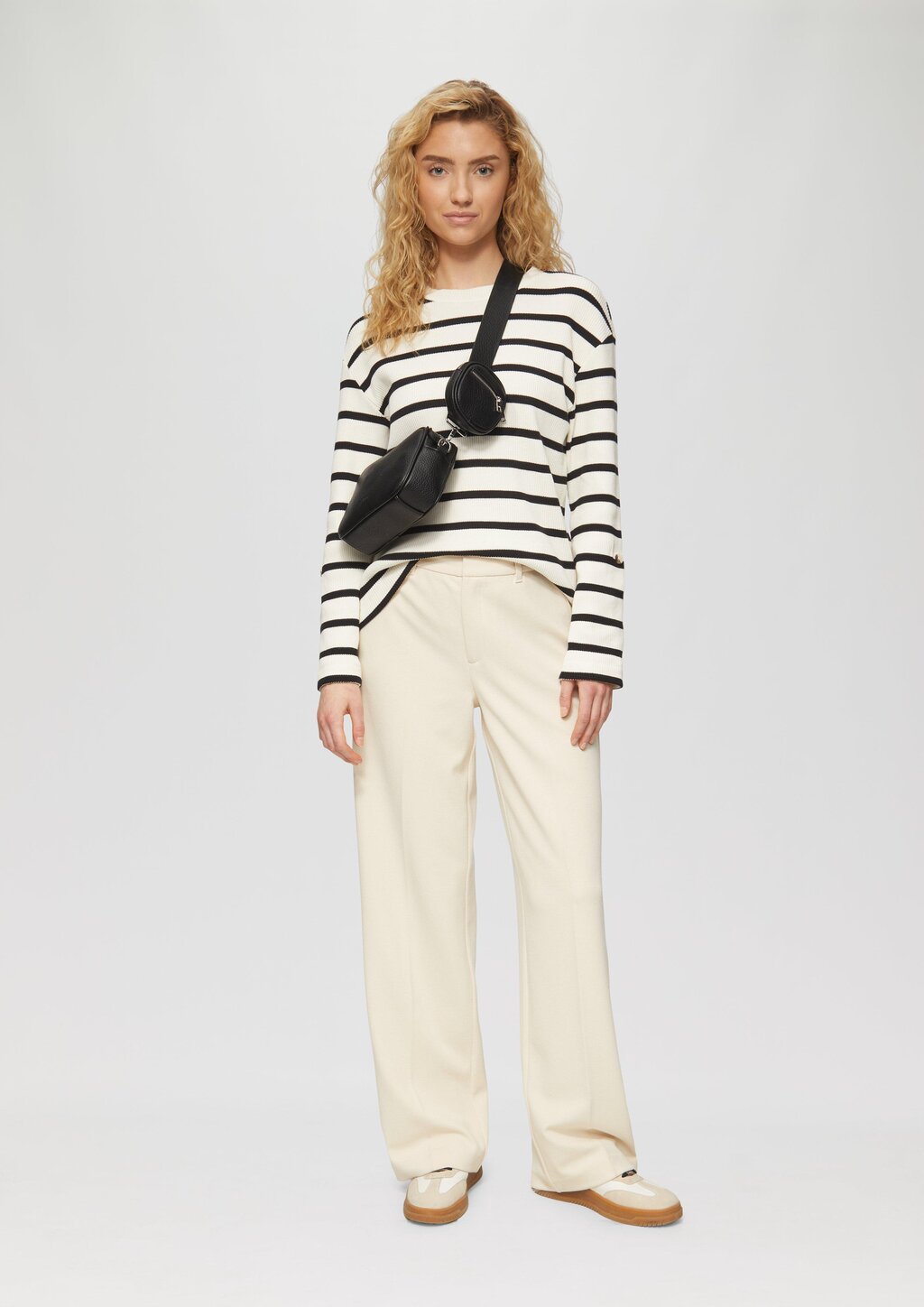 Camera-Bag mit abnehmbarem Schultergurt und Paspel-Detail