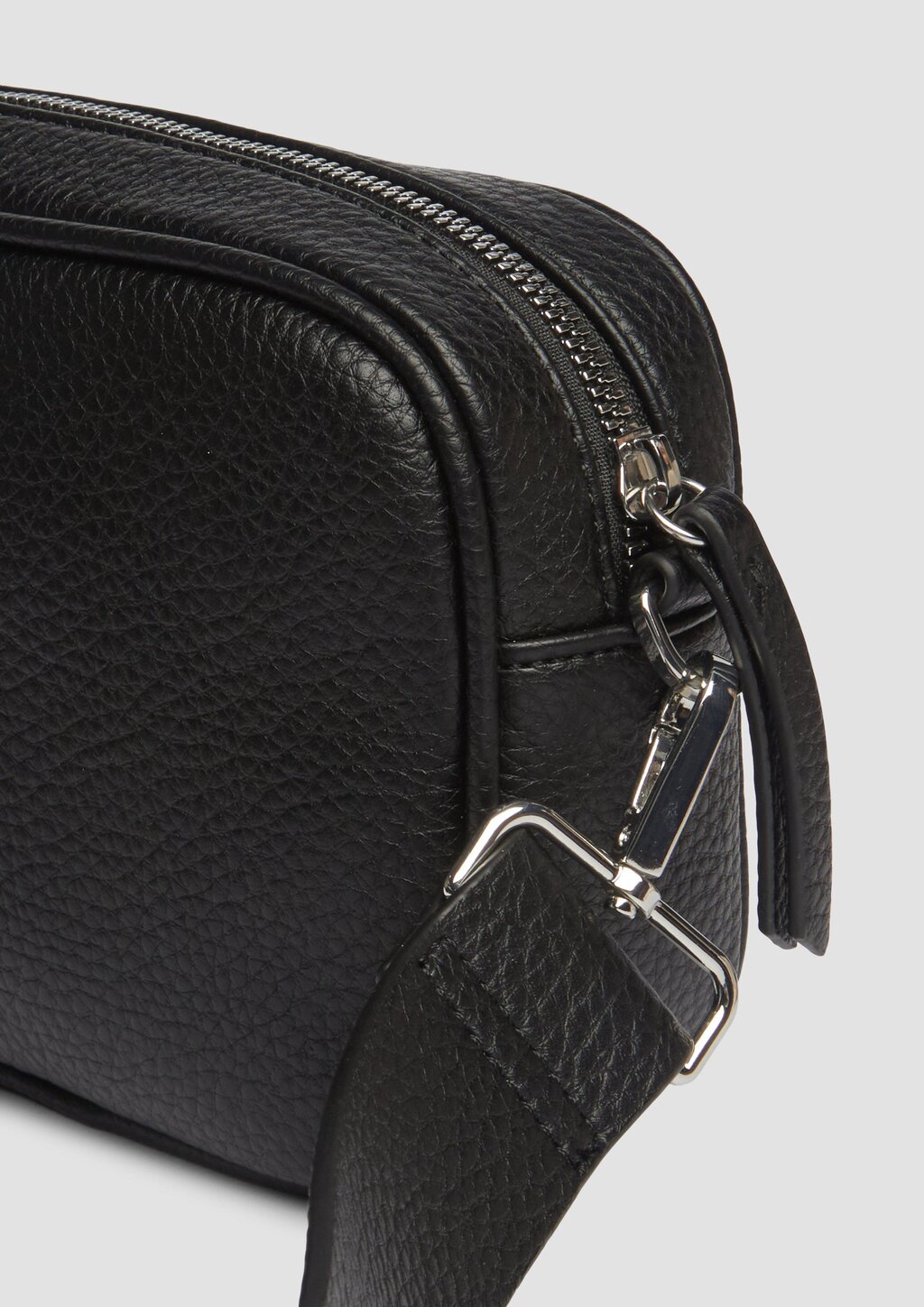 Camera-Bag mit abnehmbarem Schultergurt und Paspel-Detail