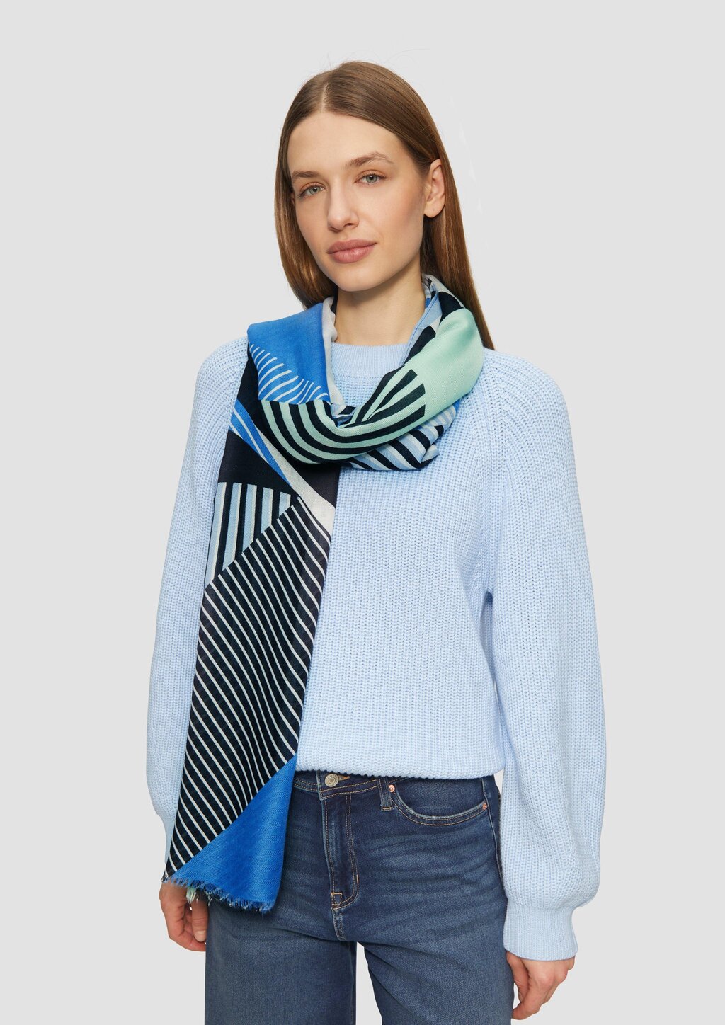 Feines Tuch aus recyceltem Polyester mit modischem Artwork-Print