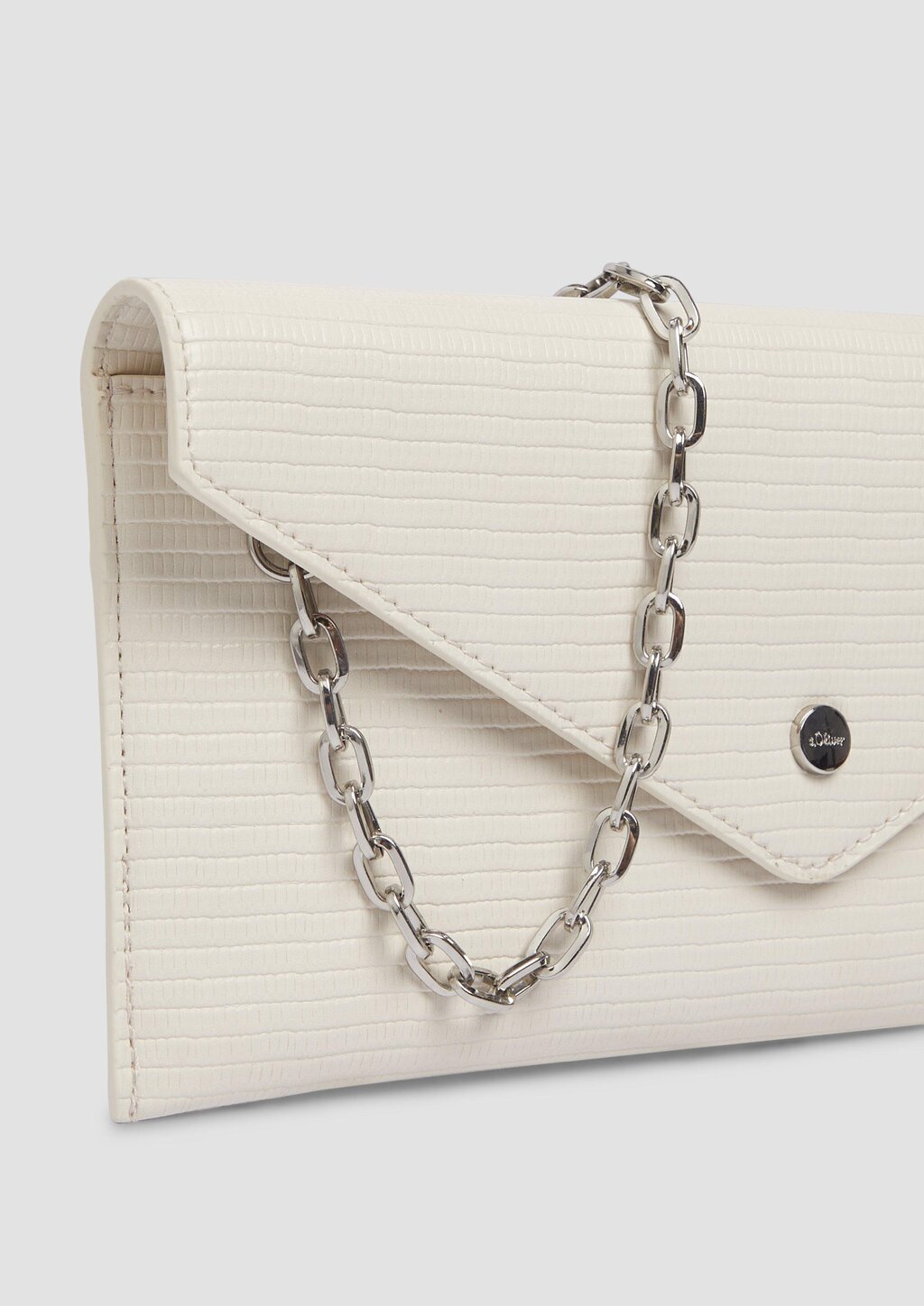 Elegante Clutch mit Kettenriemen und Überschlag mit Magnetknopf