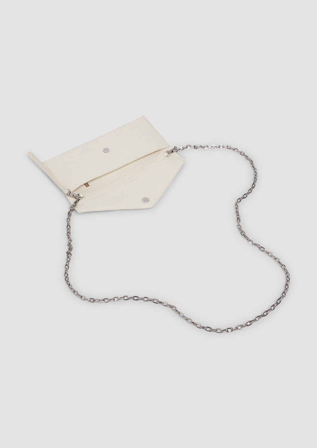 Elegante Clutch mit Kettenriemen und Überschlag mit Magnetknopf